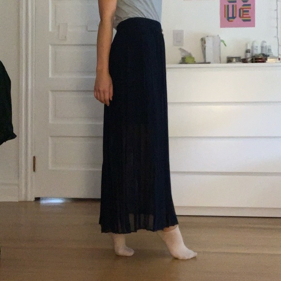 NEW - BCBG navy blue maxi pleated skirt - Picture 4 of 5